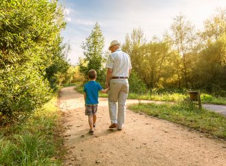 Minnesota preschooler, 89-year-old WWII veteran neighbor become fast friends over unlikely bonds