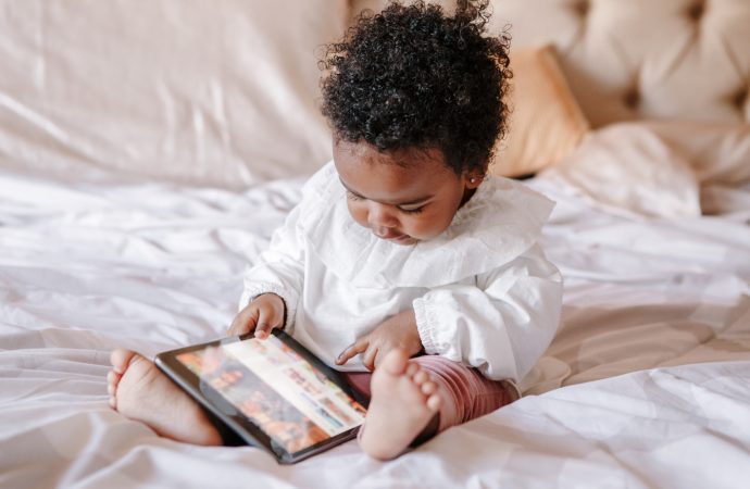 Screen-time warning: Toddlers given tablets, phones to play with can suffer lasting brain damage